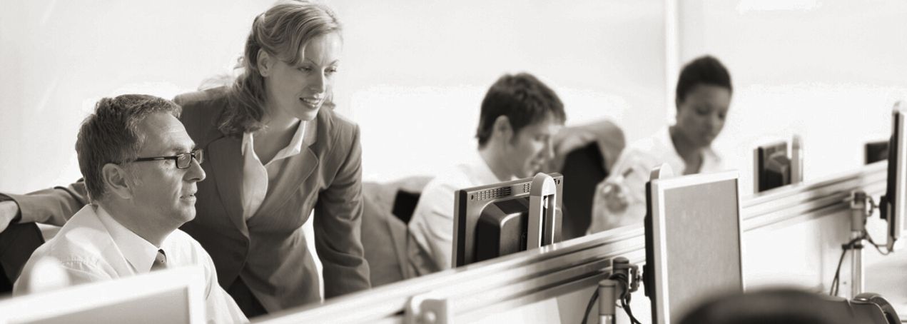 Eine Gruppe von Mitarbeitern bei der Zusammenarbeit in einem modernen Büro.